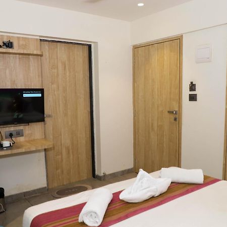 Hotel Aura Inn Airoli ,Digha ナビムンバイ エクステリア 写真