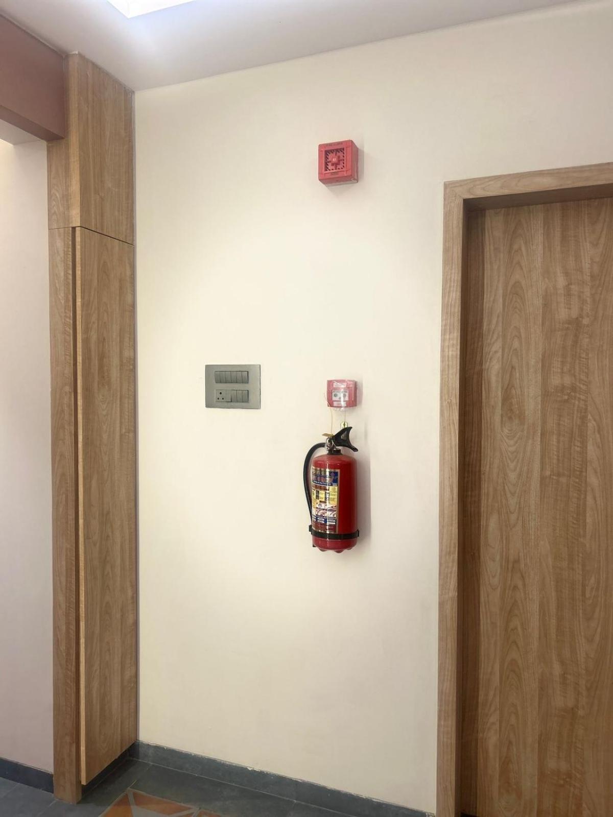 Hotel Aura Inn Airoli ,Digha ナビムンバイ エクステリア 写真