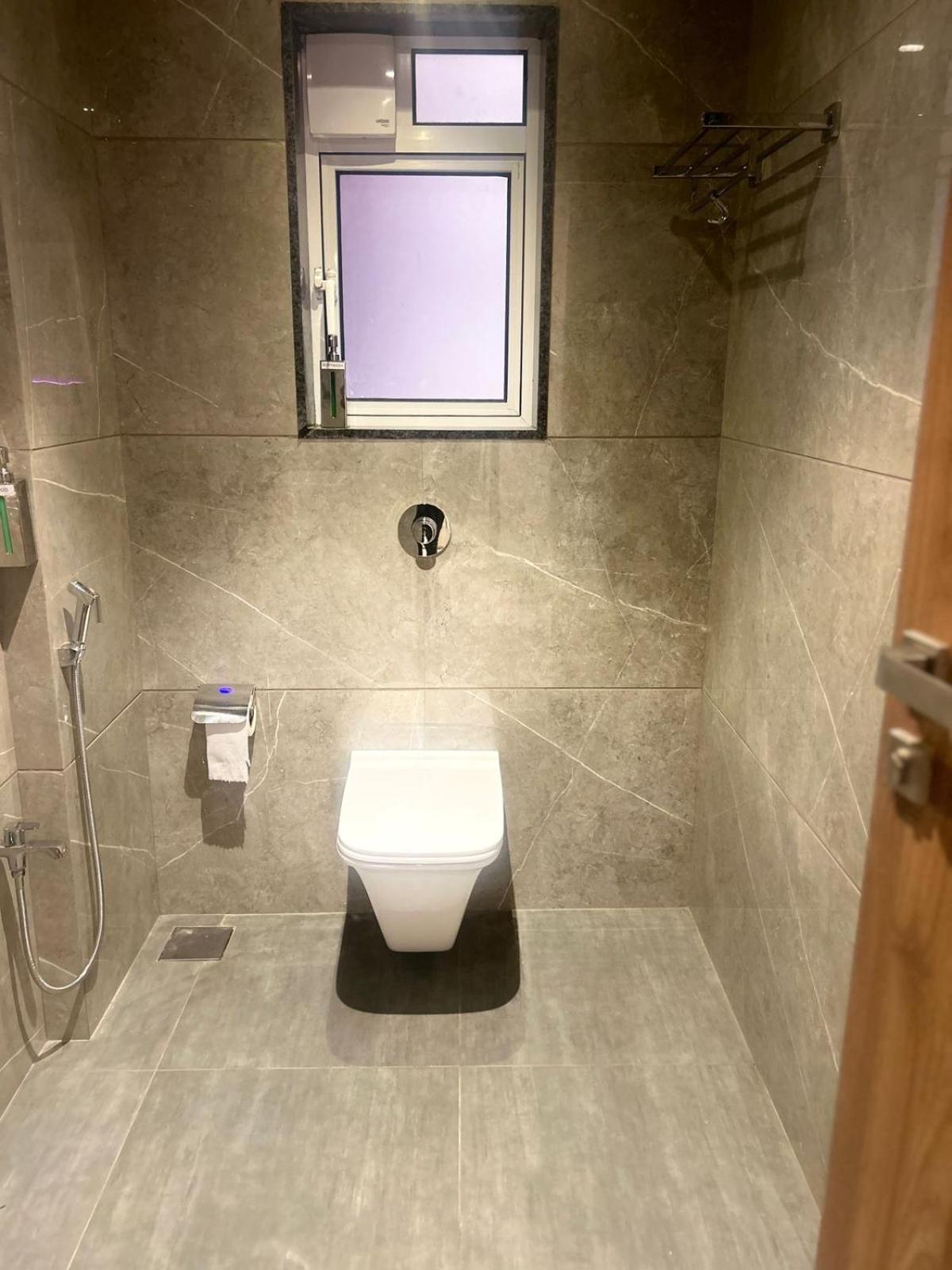 Hotel Aura Inn Airoli ,Digha ナビムンバイ エクステリア 写真