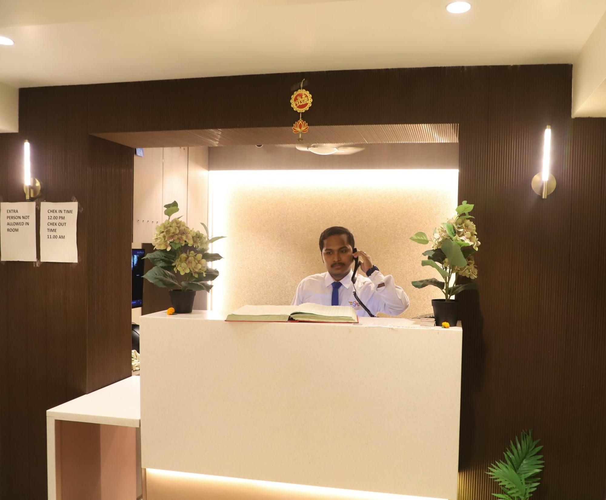 Hotel Aura Inn Airoli ,Digha ナビムンバイ エクステリア 写真