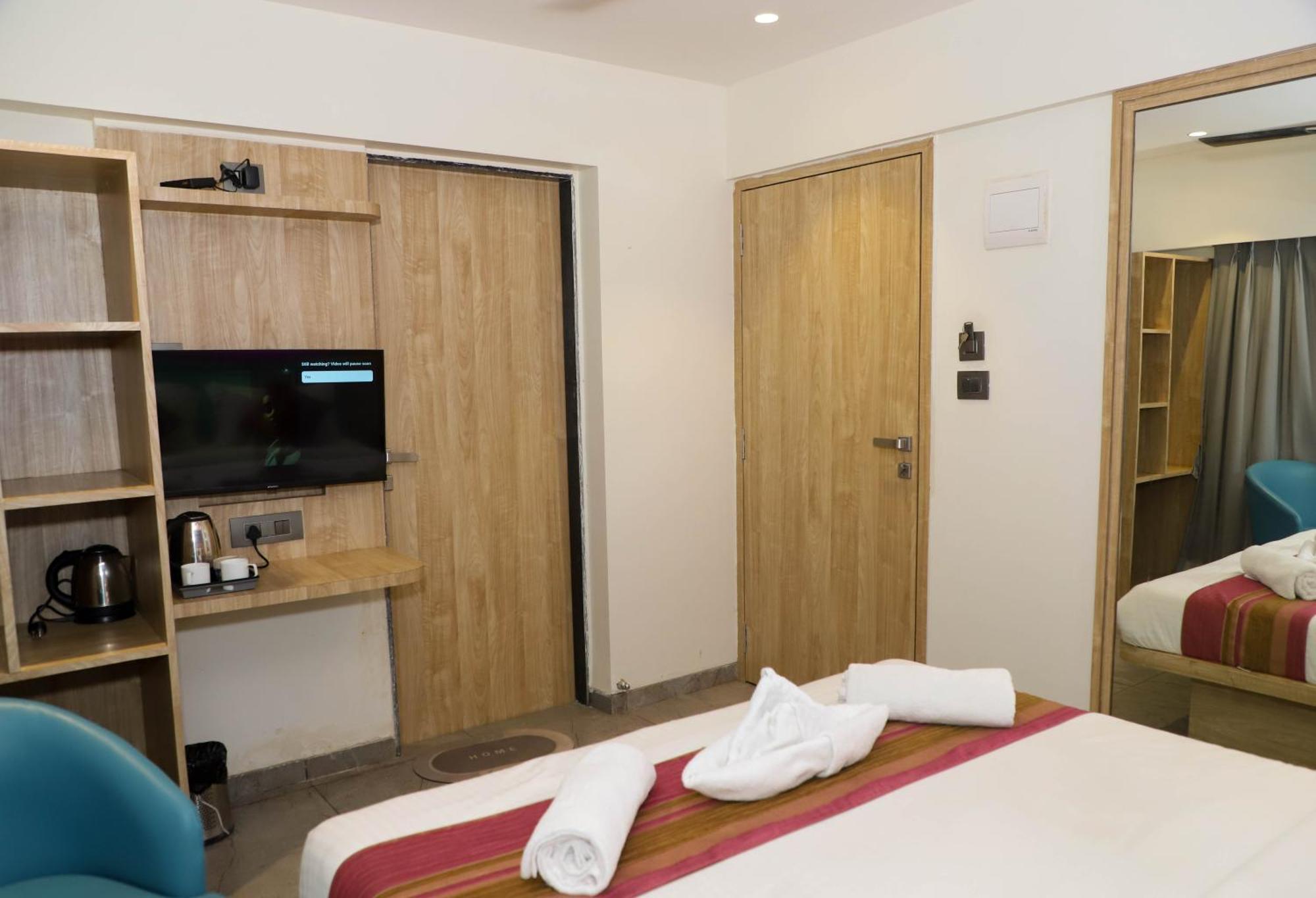 Hotel Aura Inn Airoli ,Digha ナビムンバイ エクステリア 写真