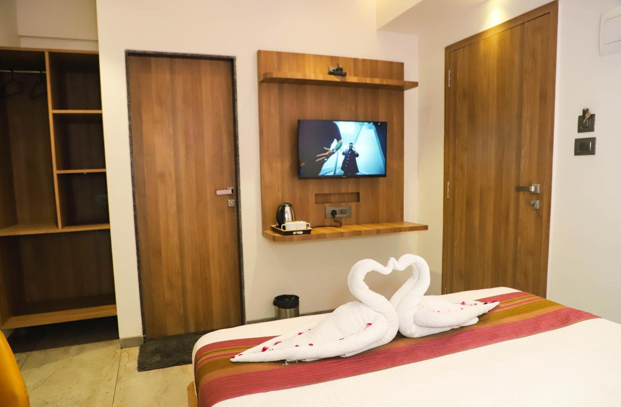 Hotel Aura Inn Airoli ,Digha ナビムンバイ エクステリア 写真