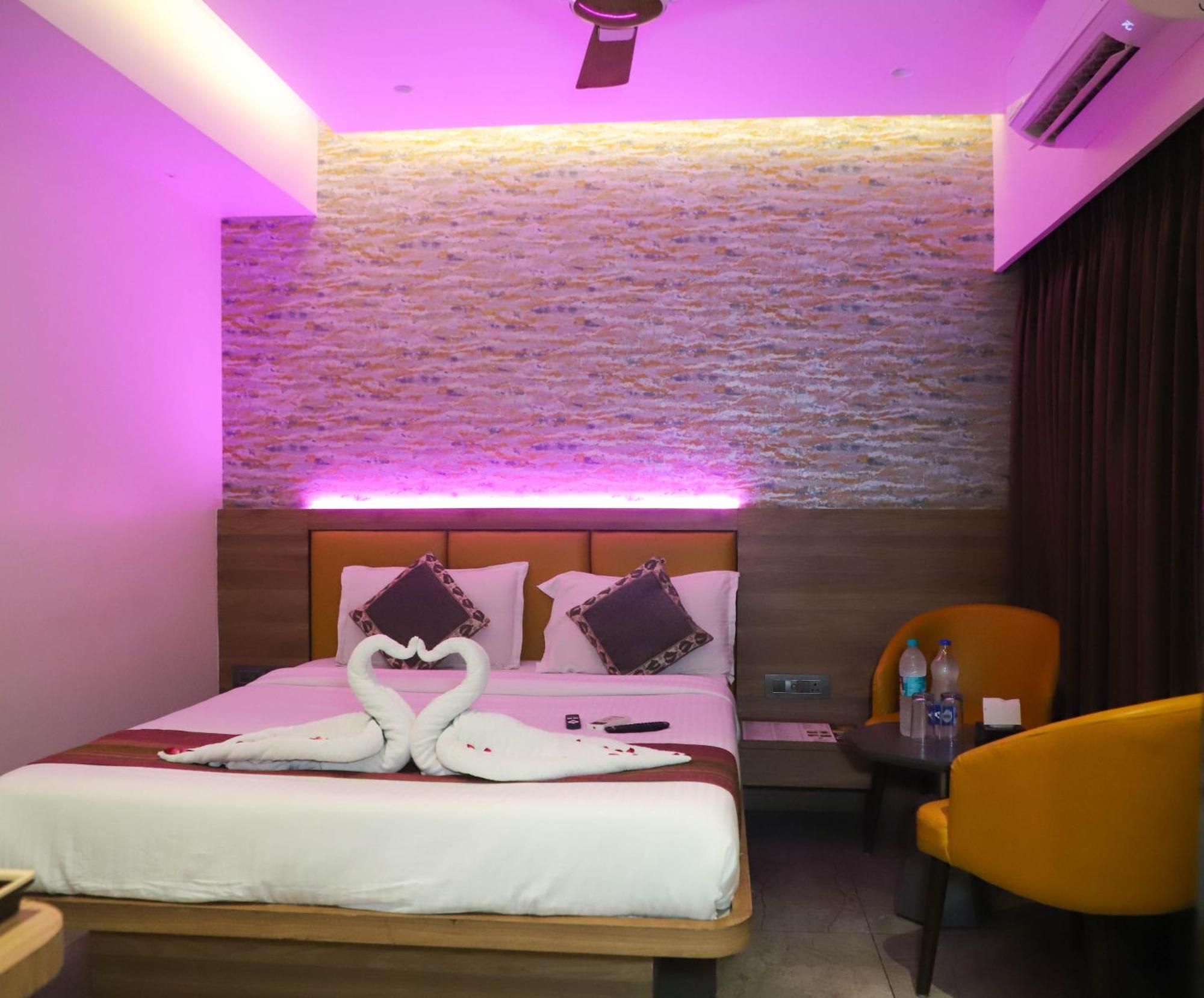 Hotel Aura Inn Airoli ,Digha ナビムンバイ エクステリア 写真